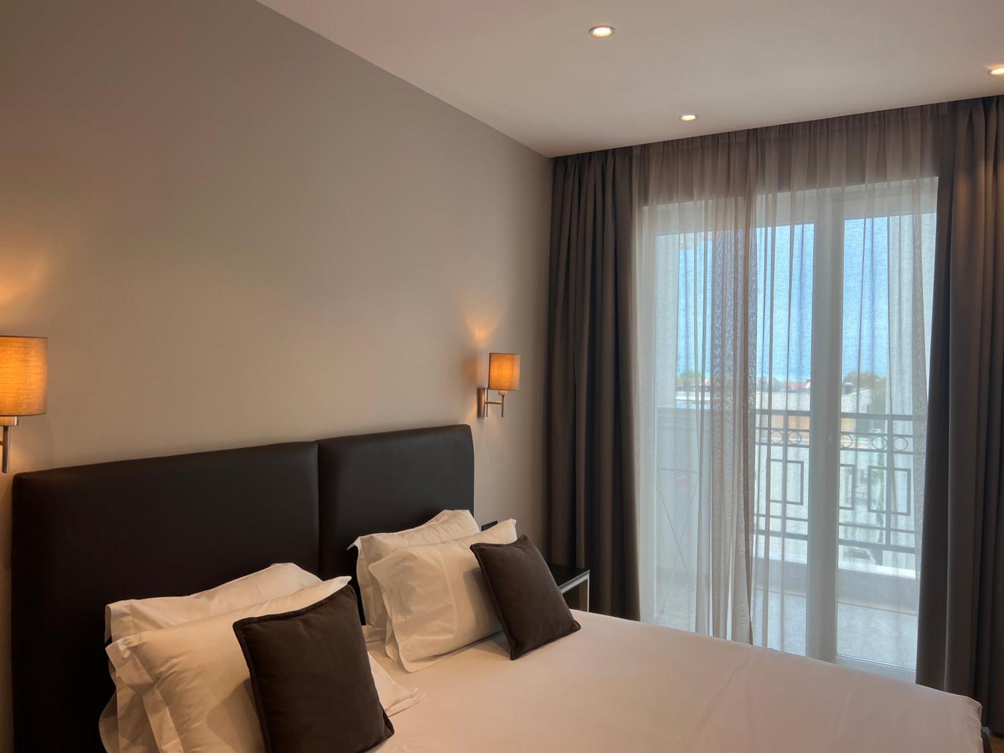 Coastline Luxury Apart Hotel Golem  Exterior photo