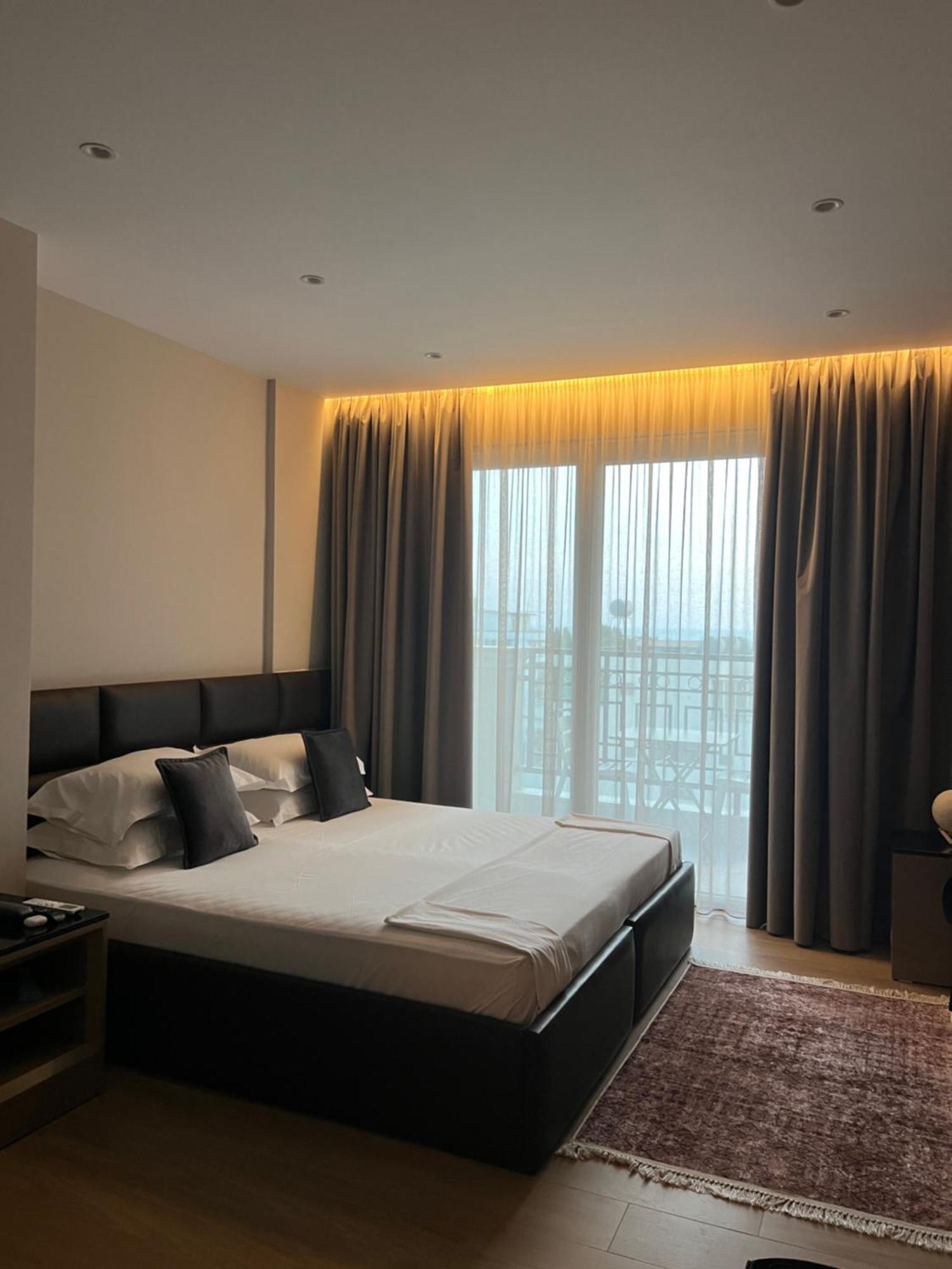 Coastline Luxury Apart Hotel Golem  Exterior photo