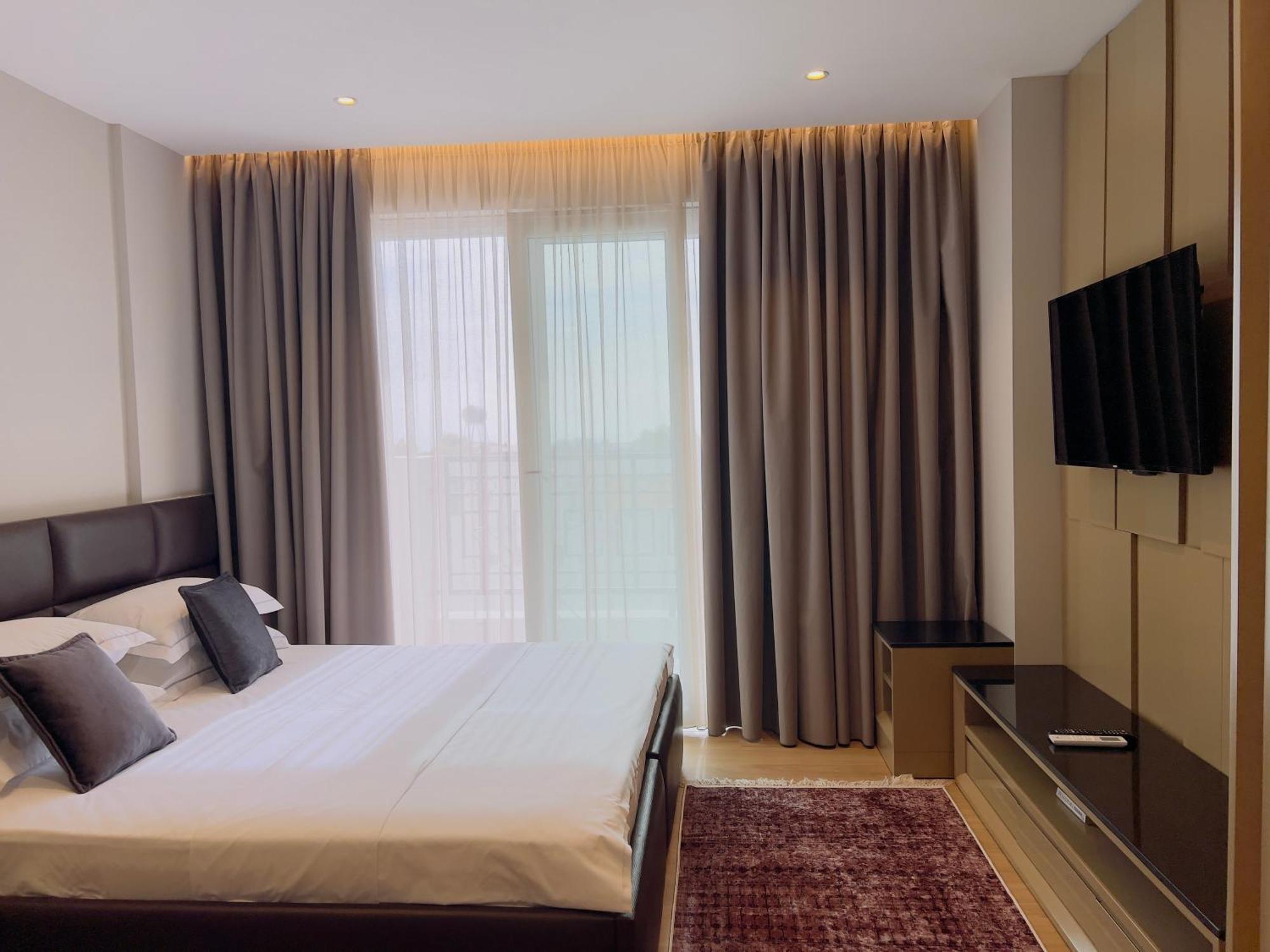 Coastline Luxury Apart Hotel Golem  Exterior photo