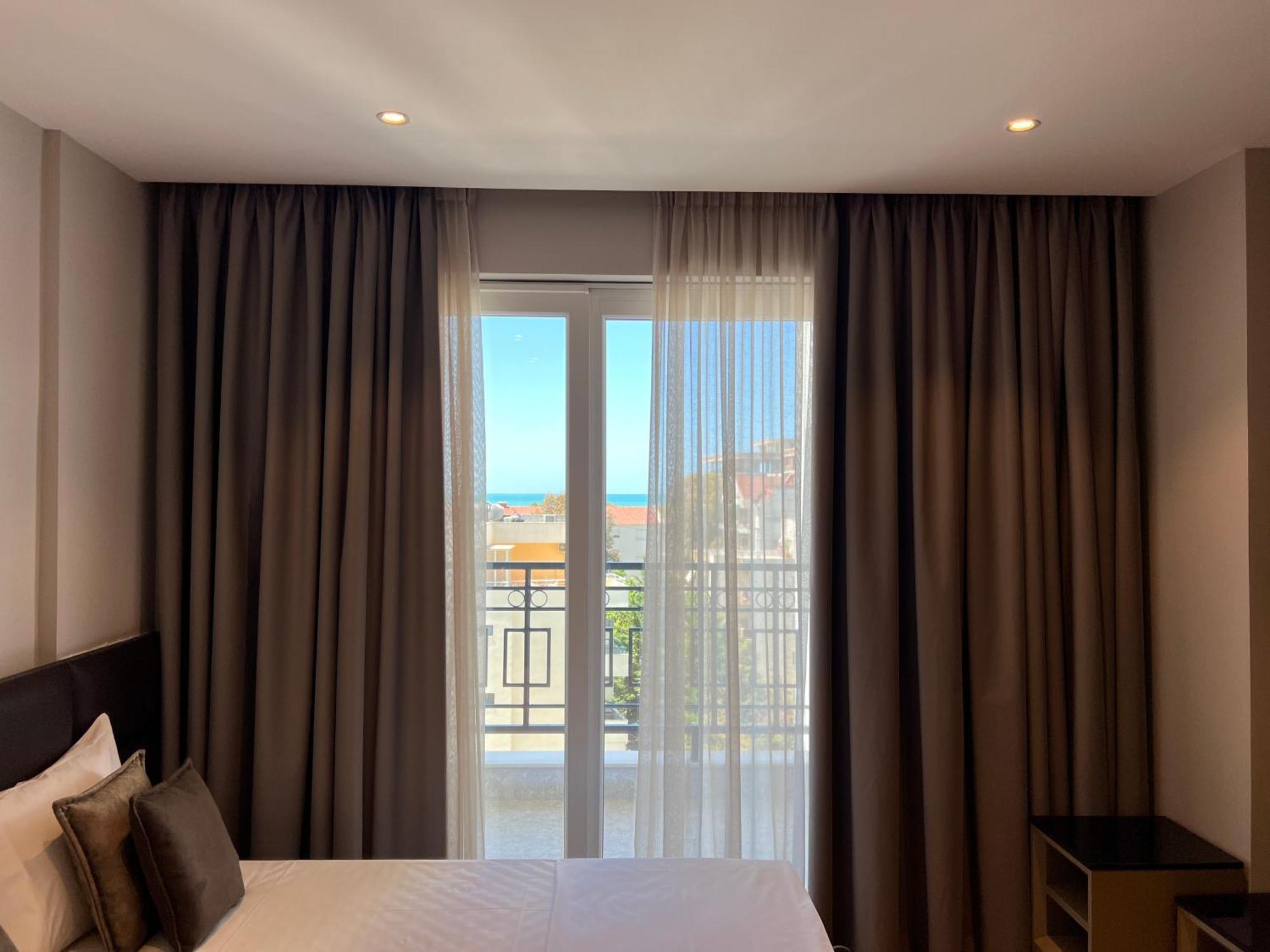 Coastline Luxury Apart Hotel Golem  Exterior photo
