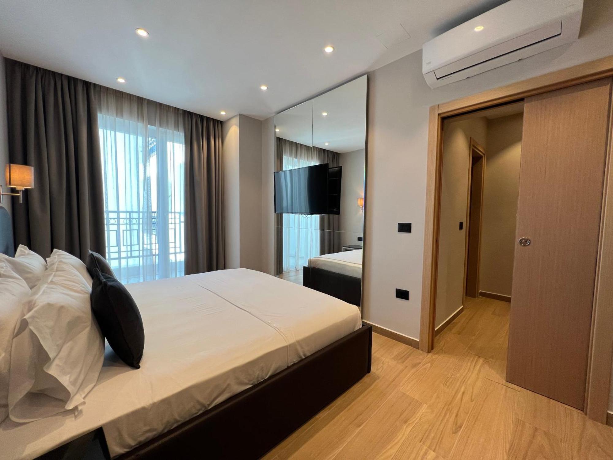 Coastline Luxury Apart Hotel Golem  Exterior photo